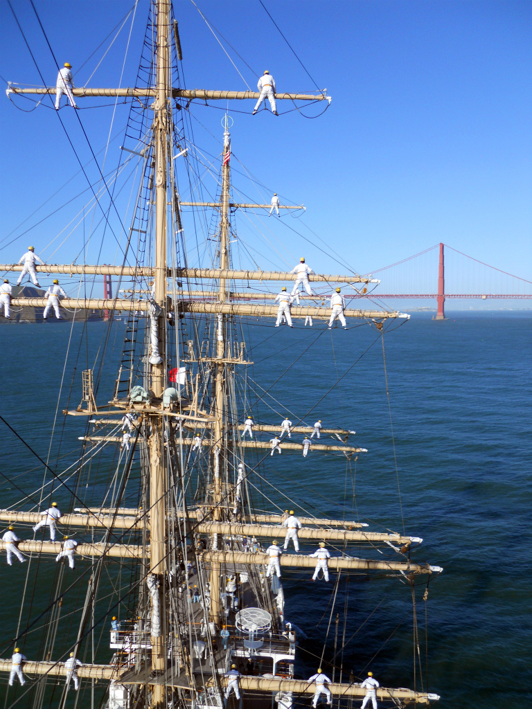 サンフランシスコに登檣礼で入港する海王丸