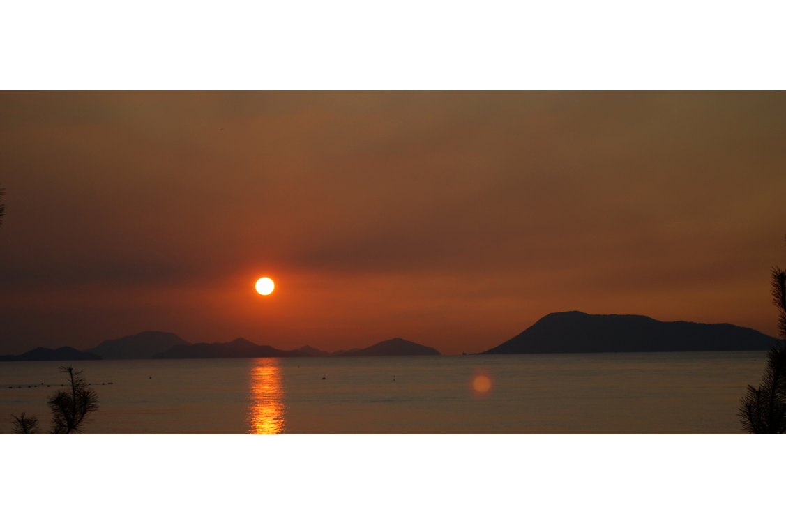 沙弥島（香川県坂出市）からの夕日